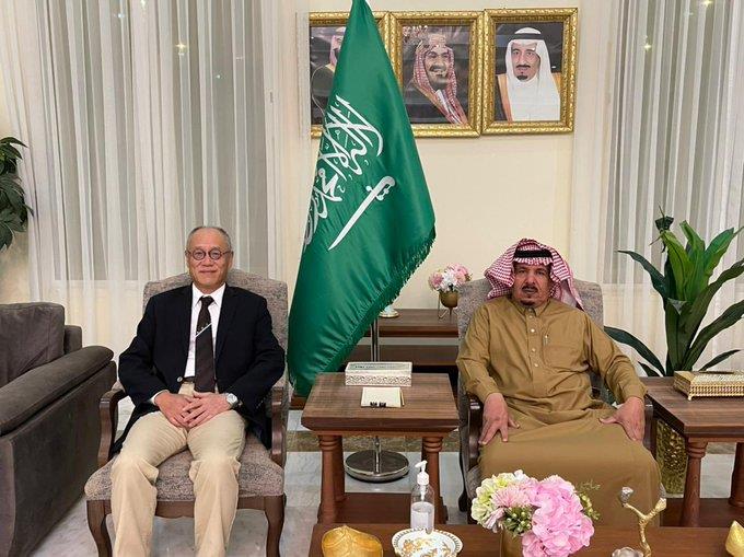 شاهد.. السفير الياباني يحمل صقراً على يده خلال زيارته إلى الجوف 