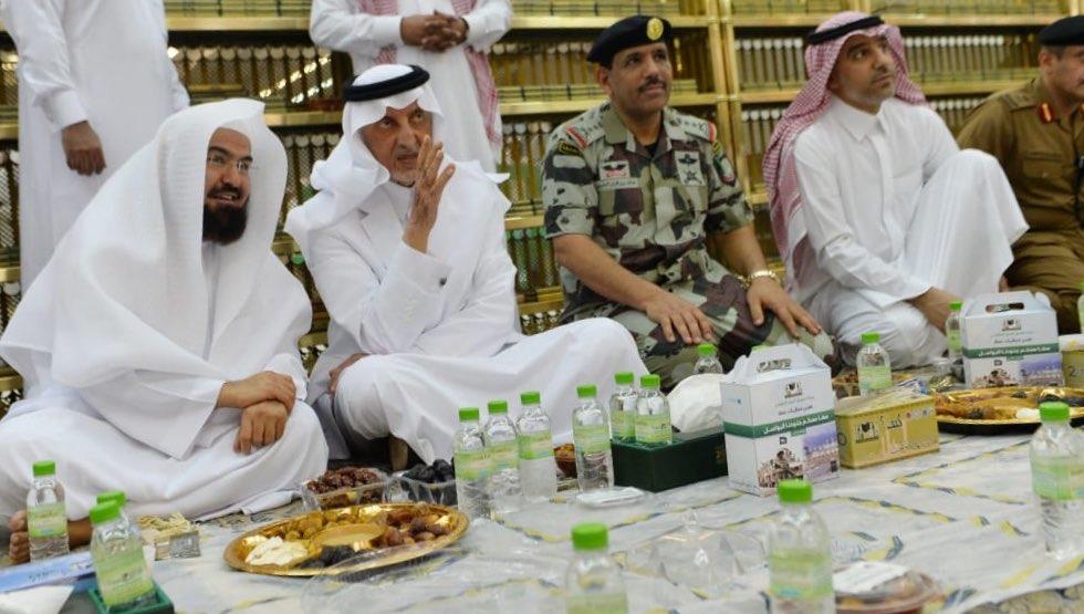 شاهد.. خالد الفيصل يشارك رجال الأمن طعام الإفطار بالمسجد الحرام