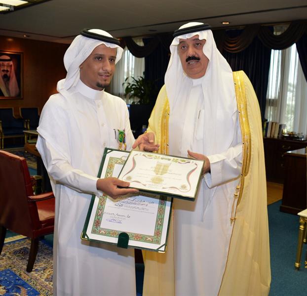 بالصور.. وزير الحرس الوطني يقلد ذوي شهداء الواجب وسام الملك عبدالعزيز