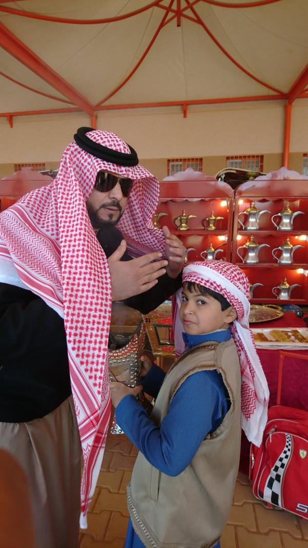 شقيقان يستقبلان معلميهما والطلاب في فناء مدرستهما بالحلوى والبخور والقهوة العربية (صور) شقيقان يستقبلان معلميهما والطلاب في فناء مدرستهما بالحلوى والبخور والقهوة العربية (صور)