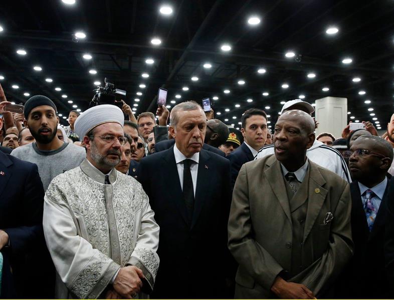 إقامة صلاة الجنازة على بطل الملاكمة محمد علي كلاي .. وأردوغان أبرز الحاضرين ( فيديو وصور)  