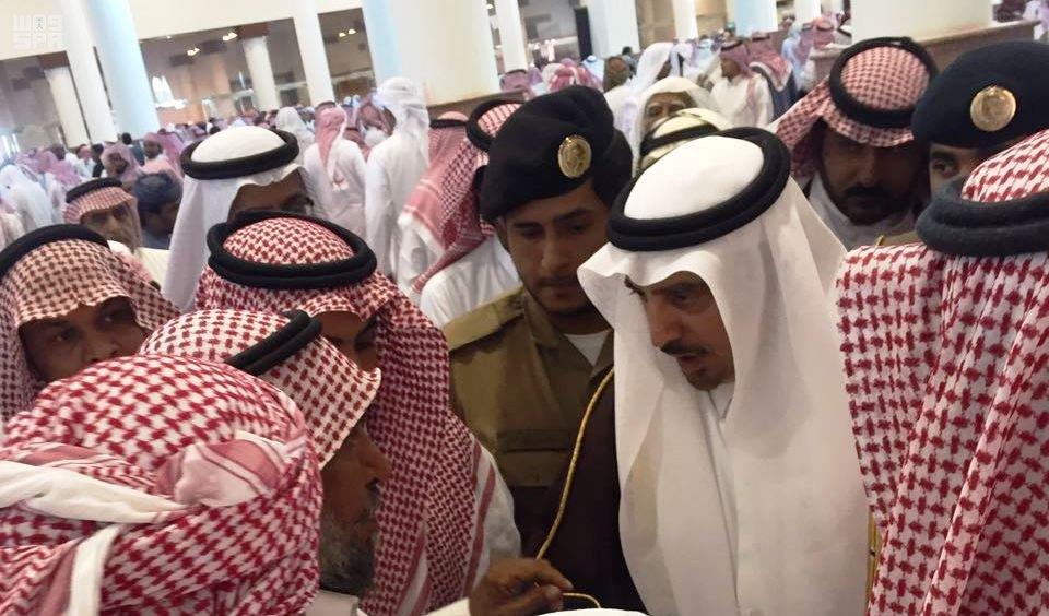 بالصور.. محافظ شرورة يؤدي صلاة الميت على المبتعث 