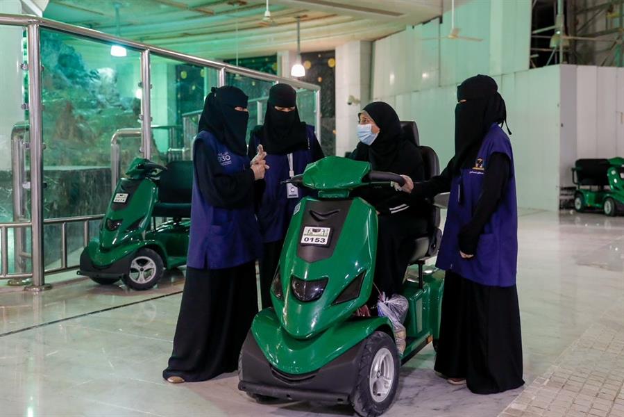 مواطنات يروين قصة عملهن كمطوفات بالمسجد الحرام وطبيعة دورهن بخدمة المعتمرات 