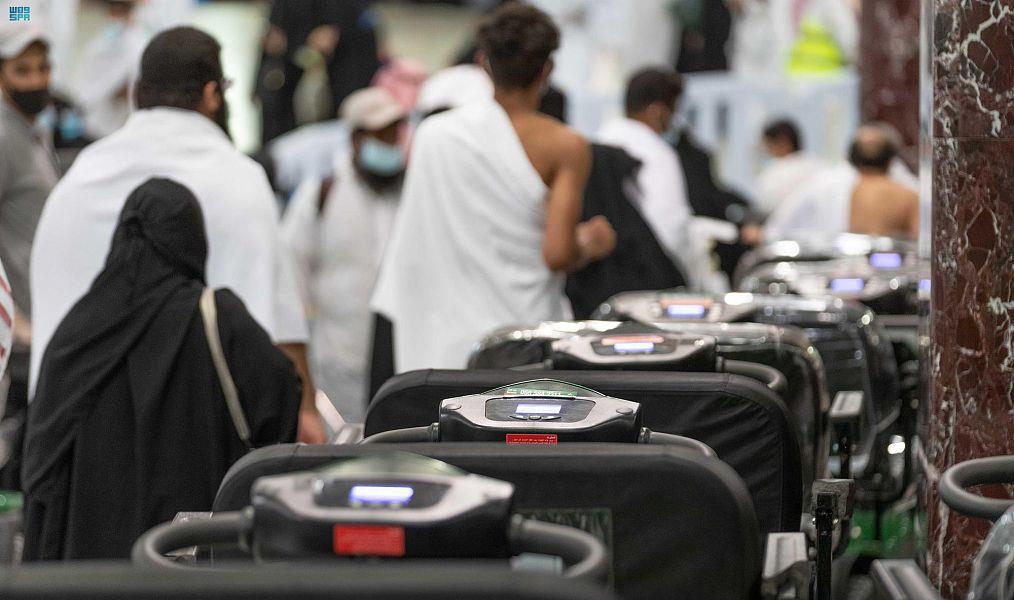 بدأت بكرسي خشبي وانتهت بعربات حديثة.. رحلة تطور عربات المسجد الحرام   