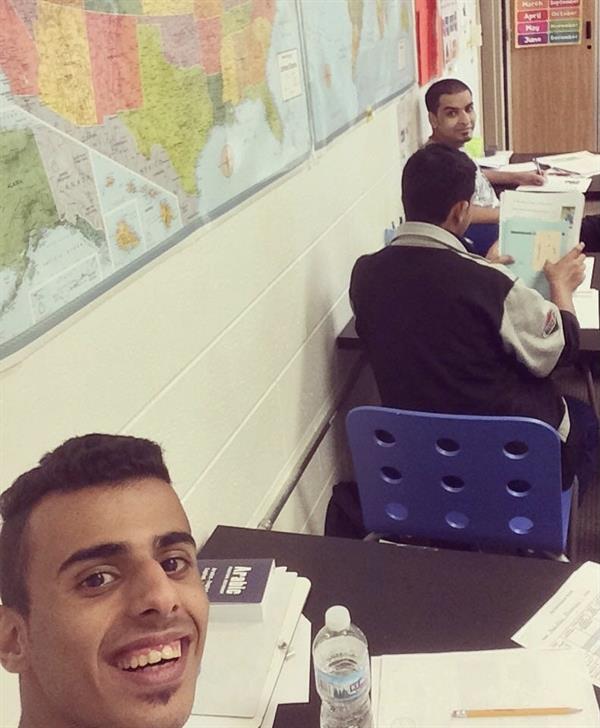 مبتعث سعودي ينظم زيارة لمدرسيه من أمريكا لموسم الرياض وشتاء طنطورة