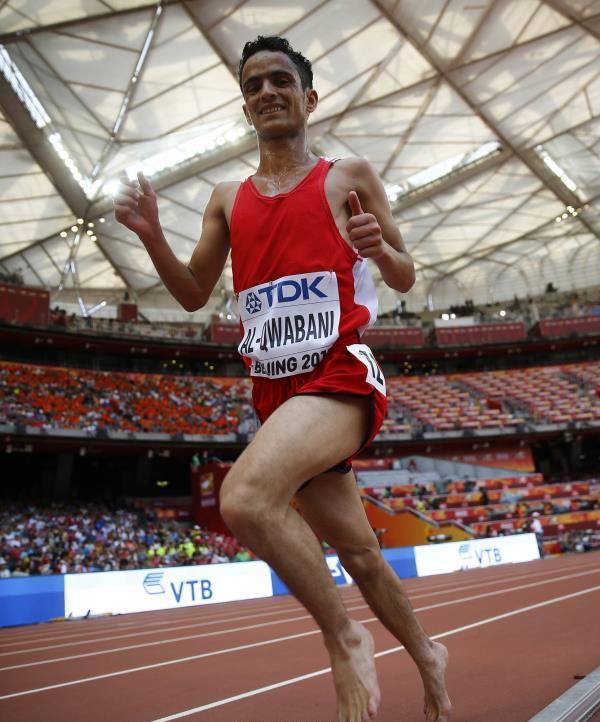 بالصور .. عداء يمني يركض حافي القدمين في بطولة العالم لألعاب القوى