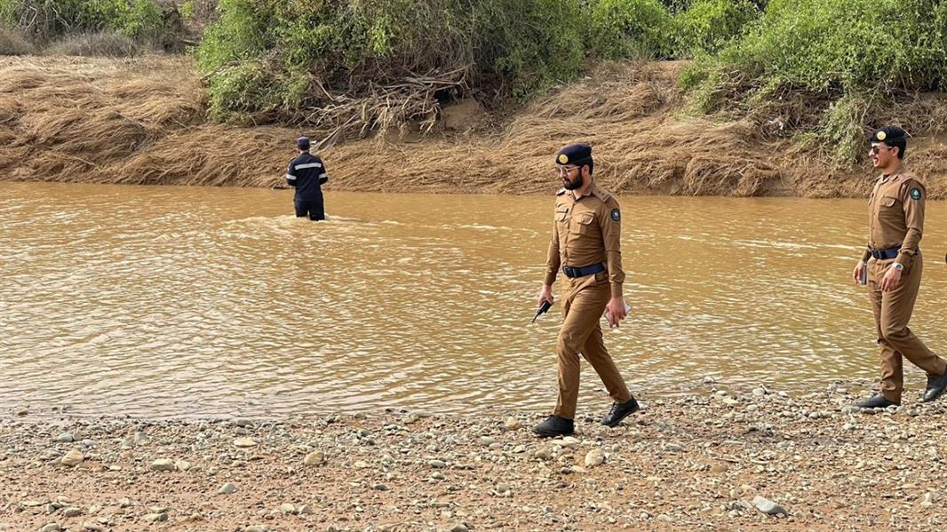 أمير جازان يوجه بتكثيف عمليات البحث عن مفقودي السيول