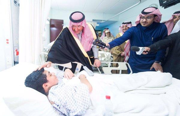 بالصور.. الأمير محمد بن نايف يزور مصابي 