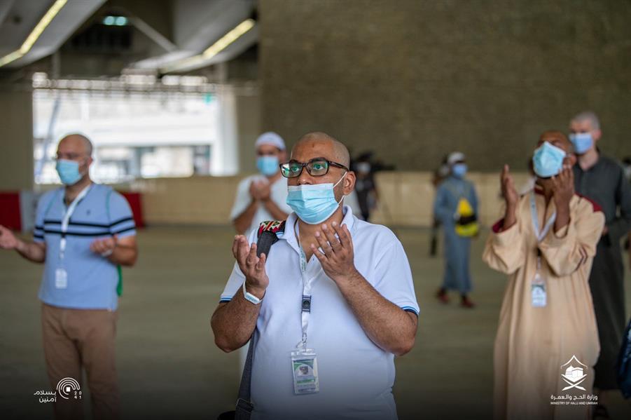 ضيوف الرحمن يرمون الجمرات الثلاث في أول أيام التشريق 