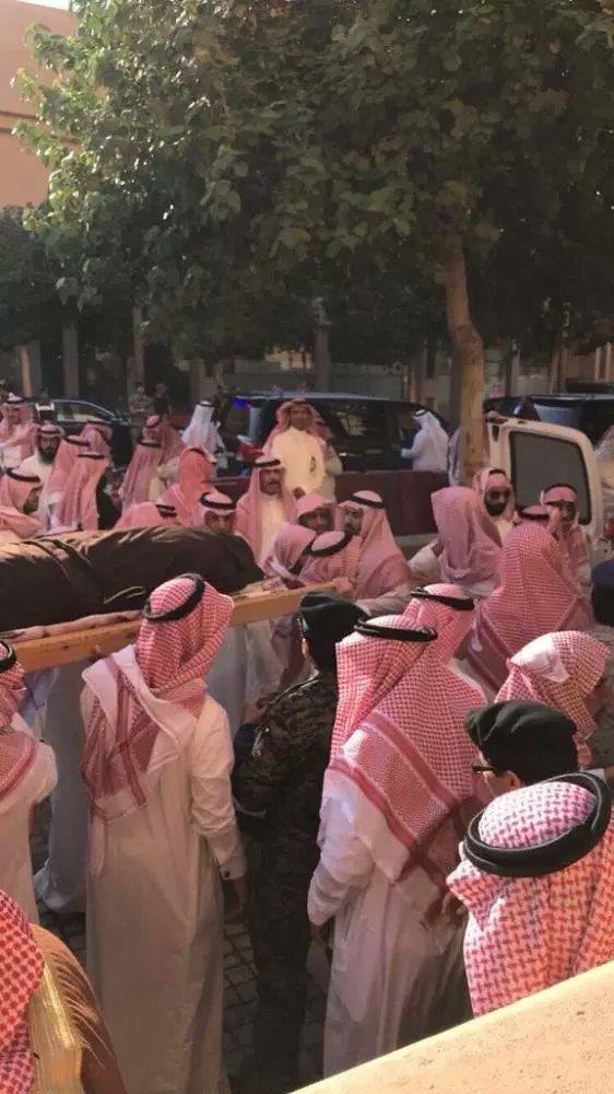 يتقدمهم والده الأمير مقرن وعشرات من الأمراء.. أداء الصلاة على الأمير منصور وتشييع جنازته (صور)