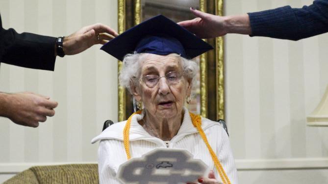 أمريكية تحصل على شهادة الثانوية العامة في عمر الـ97 - صور