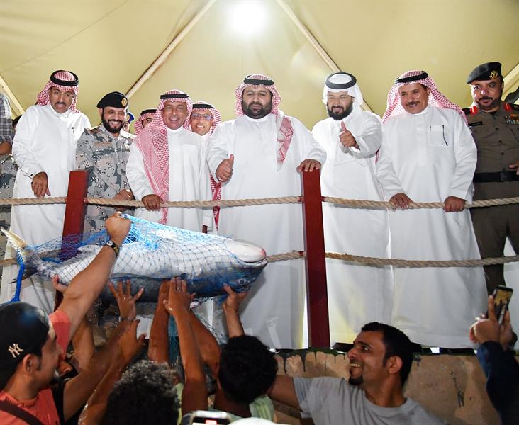 نائب أمير جازان يشارك أهالي فرسان صيد الحريد  