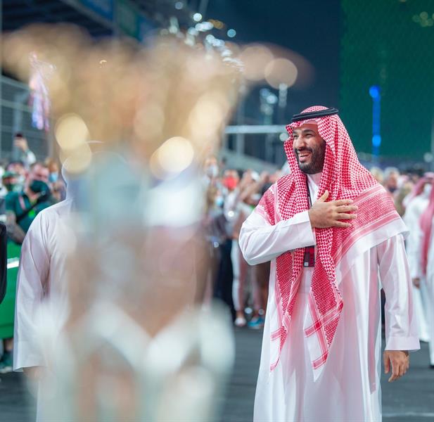  ردة فعل عفوية للأمير محمد بن سلمان خلال ترحيب الجمهور به في سباق "فورمولا1"