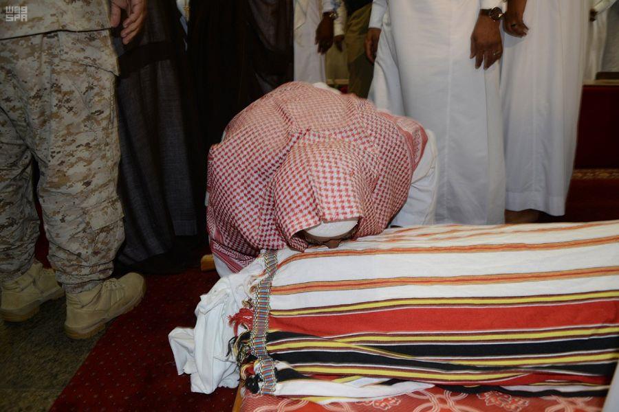 قبلة وداع من ذوي الشهيد قبلة وداع من ذوي الشهيد