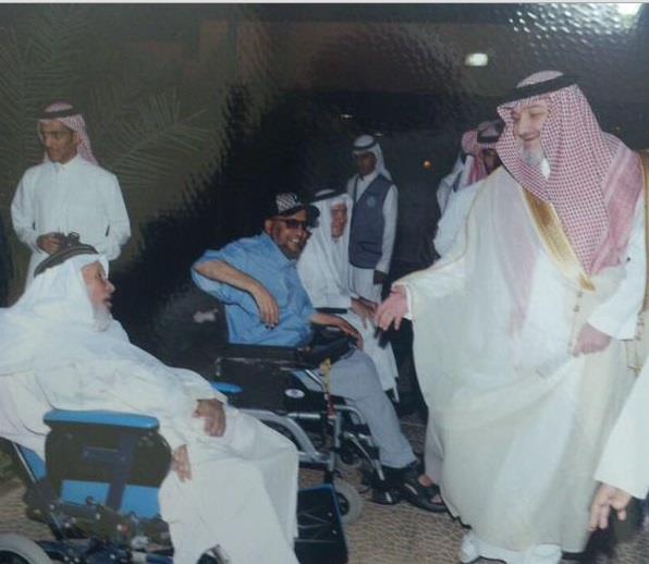 الأمير خالد بن طلال خلال زيارته إلى دار المسنين بالرياض