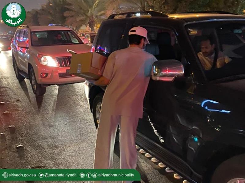 جهود مواجهة كورونا في الرياض.. أسواق تُطهّر وإغلاقات تُتابع ومعقمات توزّع مجاناً جهود مواجهة كورونا في الرياض.. أسواق تُطهّر وإغلاقات تُتابع ومعقمات توزّع مجاناً