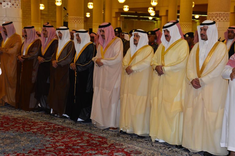 الأمير أحمد بن عبدالعزيز وأمير الرياض يتقدمان جموع المصلين على الأميرة نوف بنت بدر (صور)