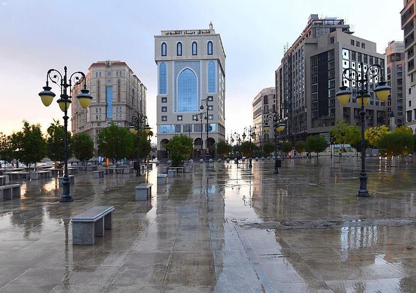 هطول أمطار متوسطة إلى غزيرة في المدينة وجدة.. وتصوير جوي يوثق جريان سيول ينبع