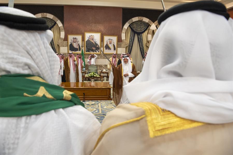 بأداء العرضة.. أمير مكة المكرمة يشهد احتفالات الإمارة باليوم الوطني 92 (صور)