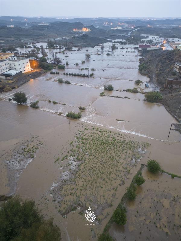 جريان السيول في أبها بعد هطول أمطار غزيرة 