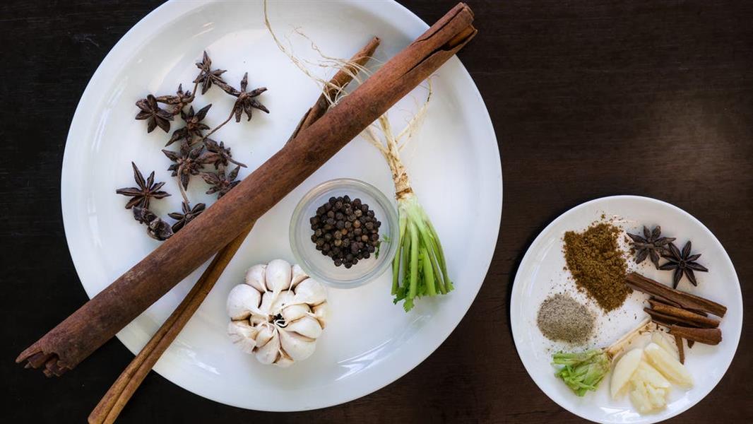 ثوم وفلفل أسود وقرفة.. كيف تتخلص من الوزن الزائد بمكونات من مطبخك؟