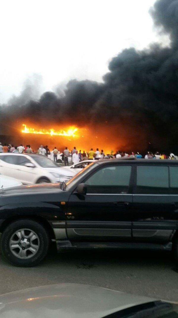 بالفيديو والصور.. اندلاع حريق في مول تجاري بجازان قبل افتتاحه بأيام