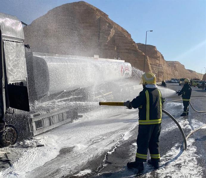 إخماد حريق اندلع في ناقلة وقود على طريق الرياض - مكة المكرمة إخماد حريق اندلع في ناقلة وقود على طريق الرياض - مكة المكرمة