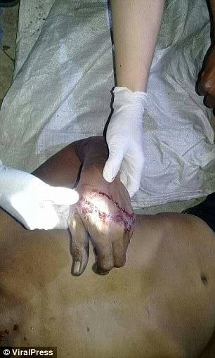 أفعى ضخمة تخنق رجلاً حتى الموت أمام شقيقته