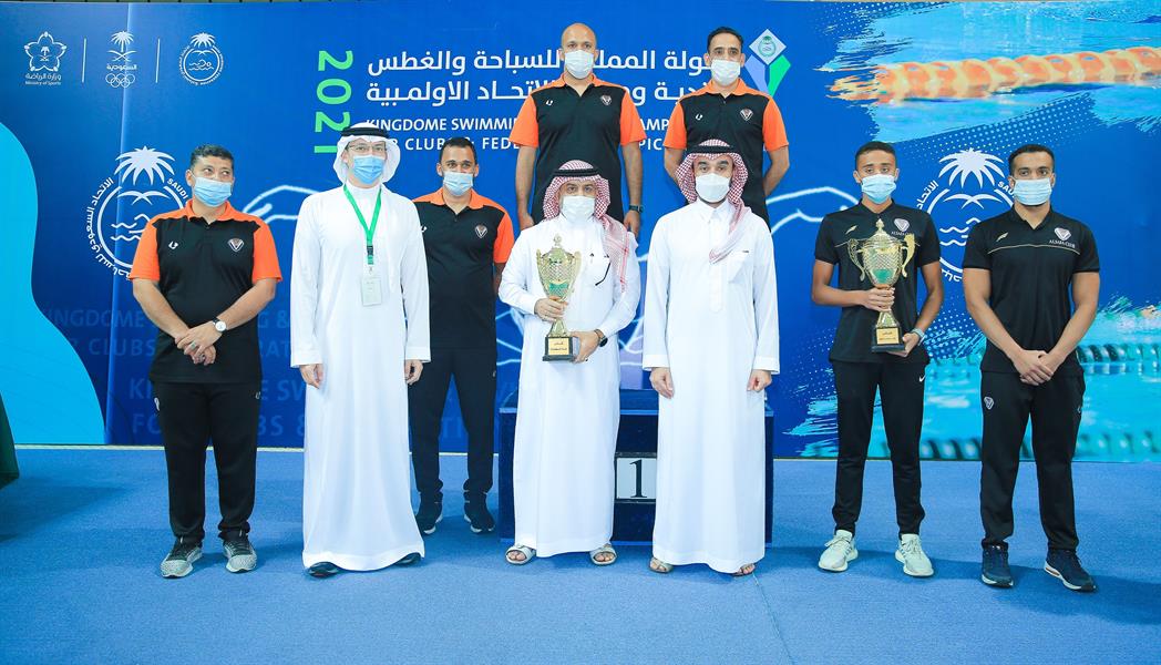 وزير الرياضة يُتوج الفائزين بطولة المملكة للسباحة