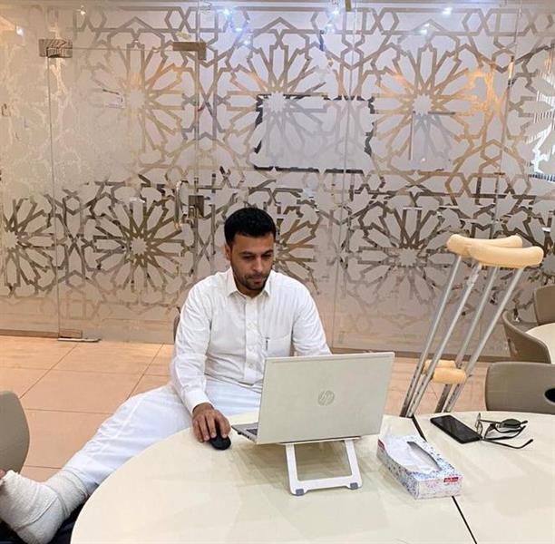 معلم بجدة يرفض الإجازة المرضية ويحضر للمدرسة على عكازين لمتابعة طلابه 