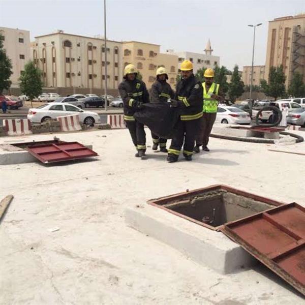 مدني جدة ينتشل مقيماً هندياً سقط في خزان وقود