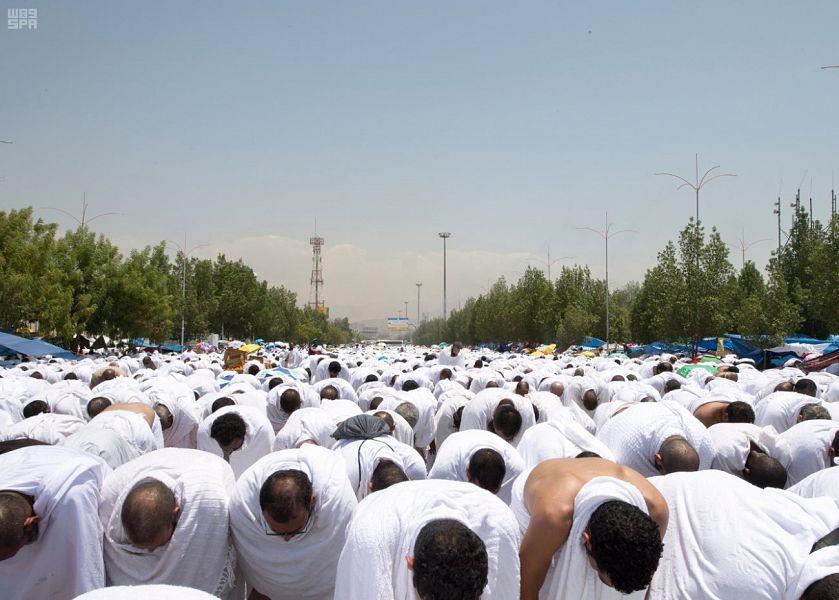 جموع الحجيج يؤدون صلاتي الظهر والعصر في مسجد نمرة بعرفات جموع الحجيج يؤدون صلاتي الظهر والعصر في مسجد نمرة بعرفات