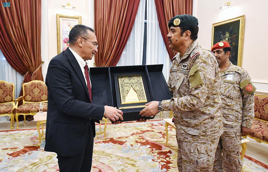  وزيرُ الدفاعِ الماليزي يغادرُ جدةَ