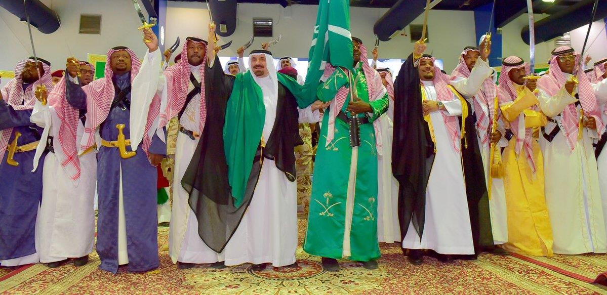 بالصور.. أمير نجران يقبّل أيادي ورؤوس أبناء الشهداء ويشارك أهالي المنطقة العرضة 