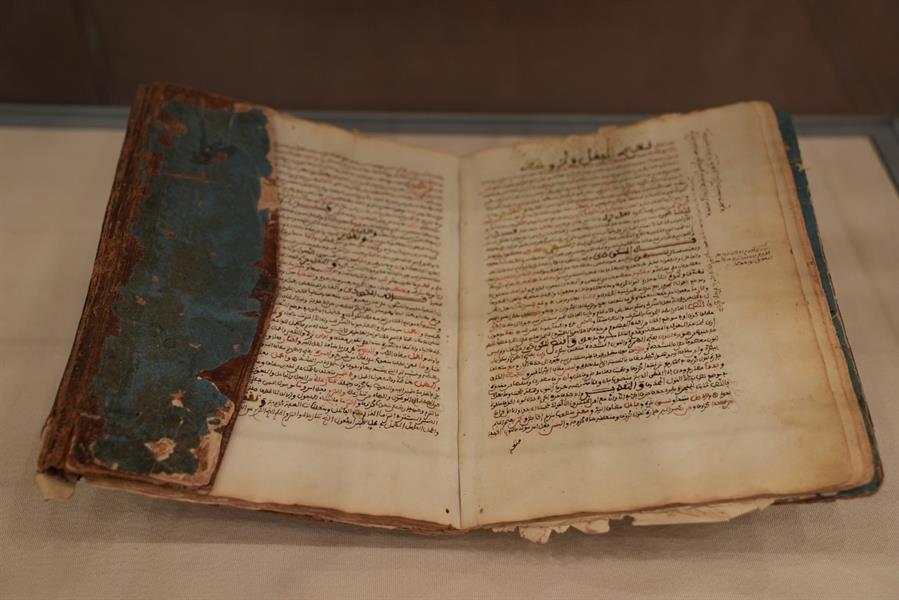 مكتبة الملك عبدالعزيز تطلق معرضاً لأقدم وأندر مخطوطاتها في اللغة العربية  