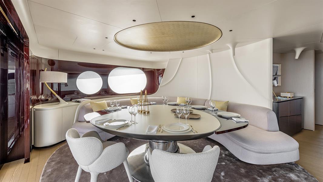 يخت إيطالي يخت إيطالي