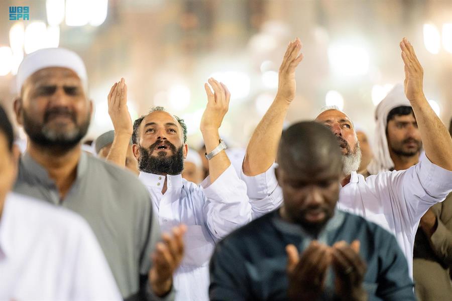 وسط أجواء إيمانية.. قاصدو المسجد الحرام والمسجد النبوي يشهدون ختم القرآن في ليلة 29 (صور) 