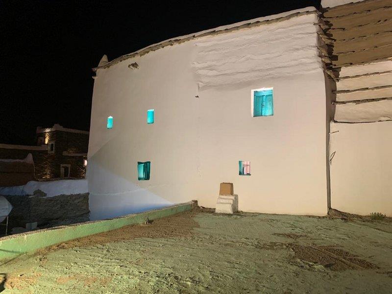 مواطن يتكفل بترميم أحد قصور الدولة السعودية الأولى على نفقته (صور) 