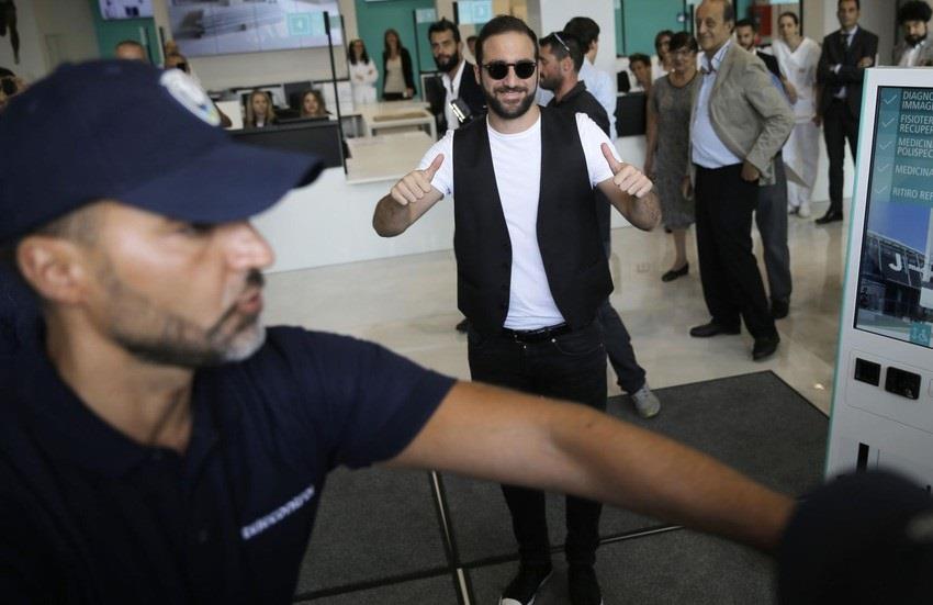 استقبال حافل لهيجواين لدى وصوله إلى يوفنتوس استقبال حافل لهيجواين لدى وصوله إلى يوفنتوس