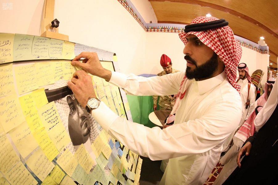 هذا ما كتبه أمير عسير على صورة الأمير منصور بن مقرن (صور)