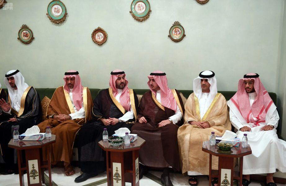 أمير منطقة عسير يستقبل المعزين في وفاة الأمير بندر بن خالد بن عبدالعزيز بجدة
