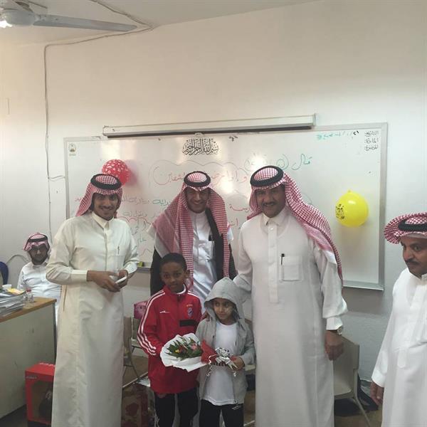 بالصور.. ابتدائية بخميس مشيط تفاجئ أحد طلابها باحتفال بهيج عقب عودته من رحلة علاجية بالصور.. ابتدائية بخميس مشيط تفاجئ أحد طلابها باحتفال بهيج عقب عودته من رحلة علاجية