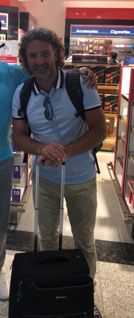 بالفيديو والصور.. مدرب النصر الجديد يصل إلى الرياض 