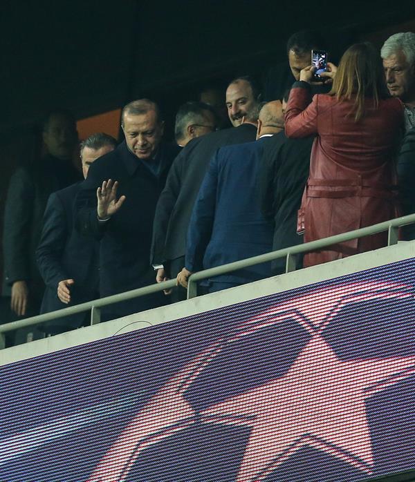 بالصور.. الرئيس أردوغان يحضر مباراة “بشكتاش” و”موناكو” بدوري أبطال أوروبا