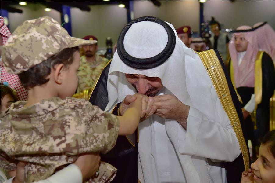 بالصور.. أمير نجران يقبّل أيادي ورؤوس أبناء الشهداء ويشارك أهالي المنطقة العرضة 