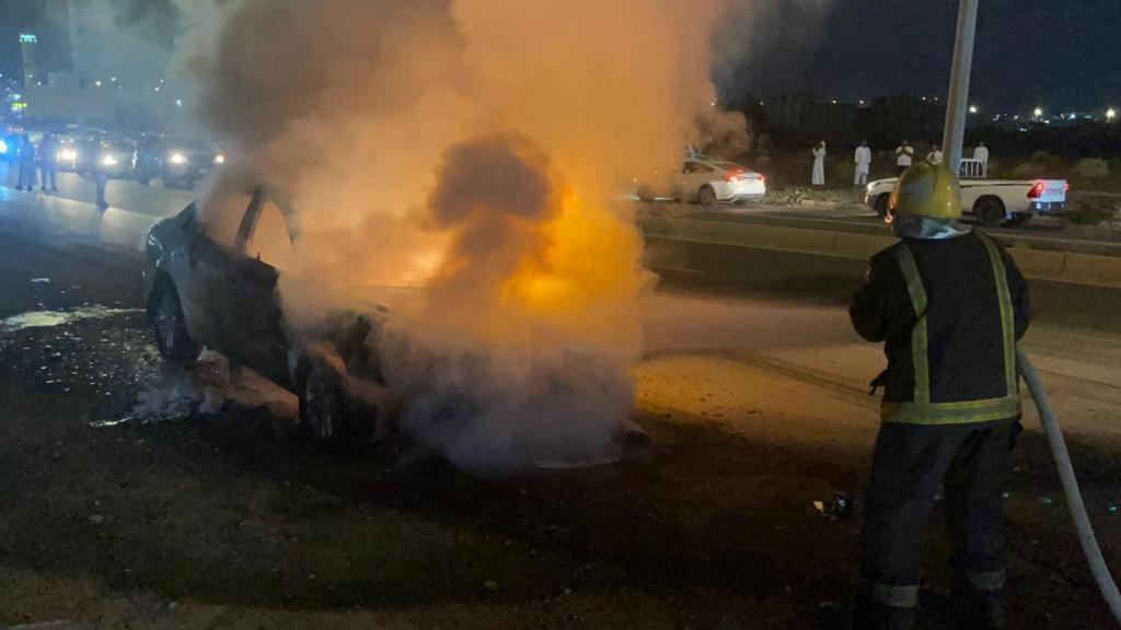 إخماد حريق في مركبة بمحايل عسير 