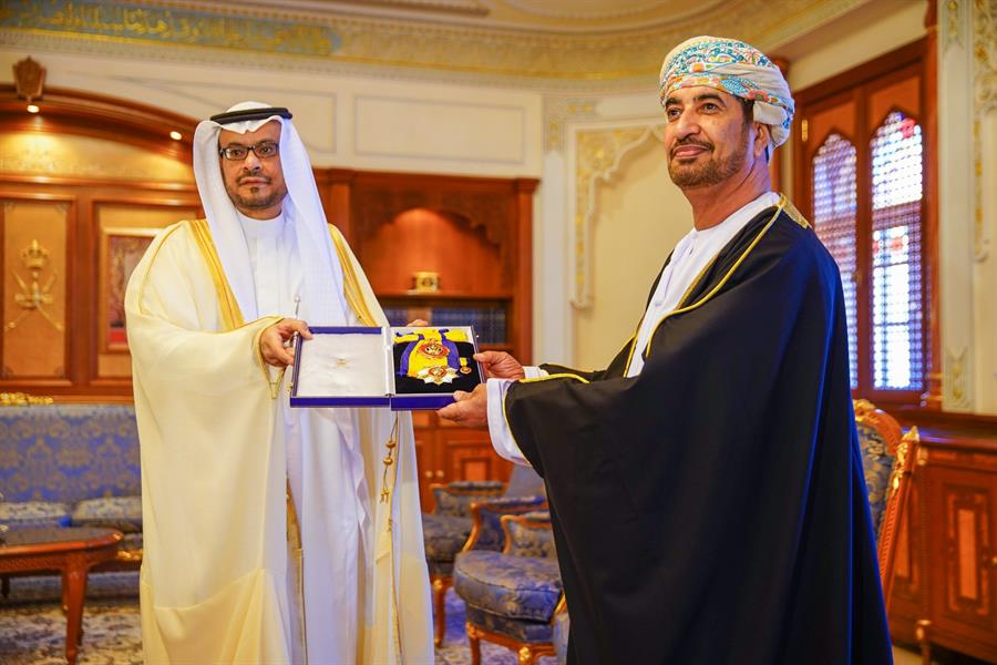 سلطان عُمان يمنح السفير السعودي وسام النعمان