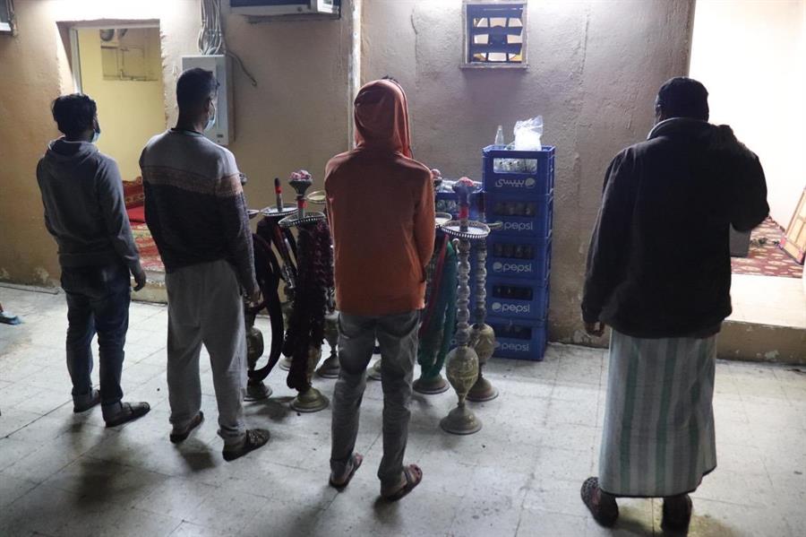 صور.. ضبط صالون حلاقة يُستخدم في تمرير الزبائن عبر باب بداخله لمقهى شهير بالطائف  