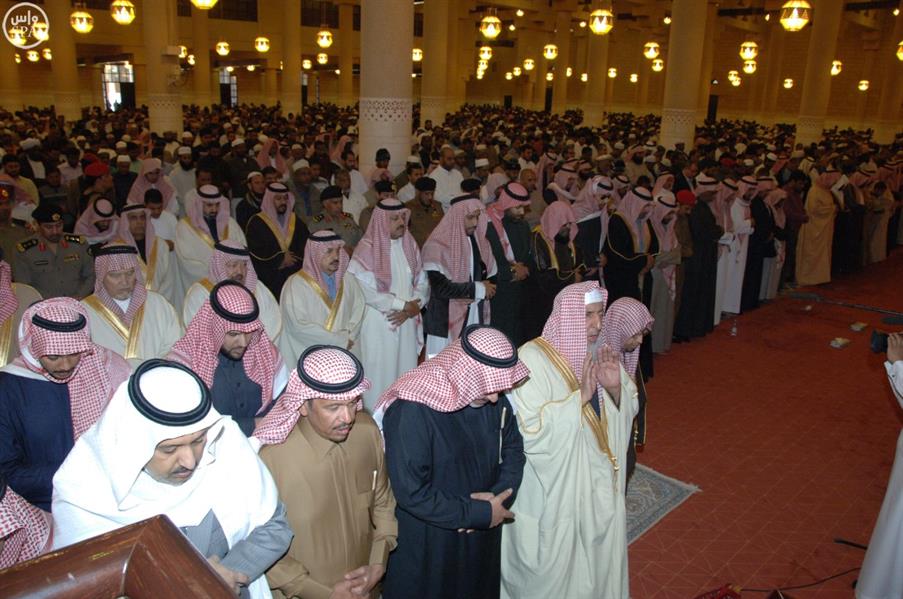 بالصور.. أمير الرياض يؤدي صلاة الميت على والدة الأمير جلوي بن سعود بن عبدالعزيز