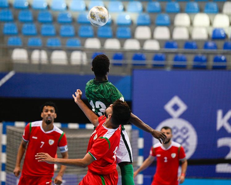 أخضر الصالات يفوز بثلاثية أمام عمان في دورة الألعاب الخليجية أخضر الصالات يفوز بثلاثية أمام عمان في دورة الألعاب الخليجية